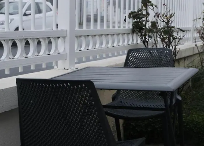 Guestready - Monochromatique Near The Port